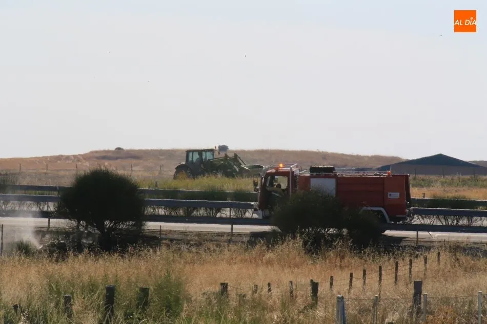 Foto 3 - El tr&aacute;fico se complica en la A-66, a la altura de Arapiles, por el incendio de un cami&oacute;n