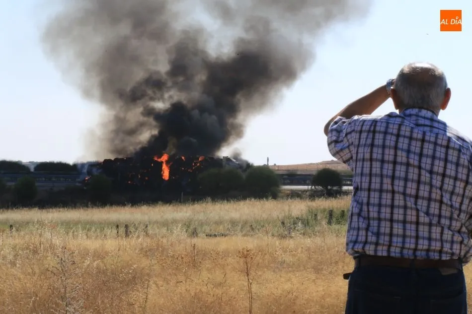 Foto 2 - El tr&aacute;fico se complica en la A-66, a la altura de Arapiles, por el incendio de un cami&oacute;n