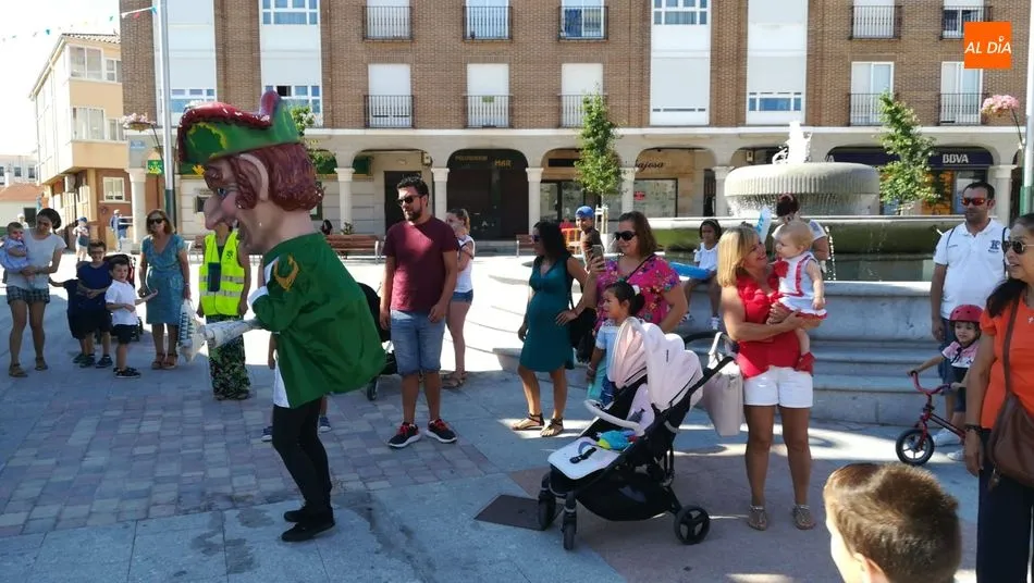 El pasacalles con cabezudos anima la mañana festiva en Carbajosa