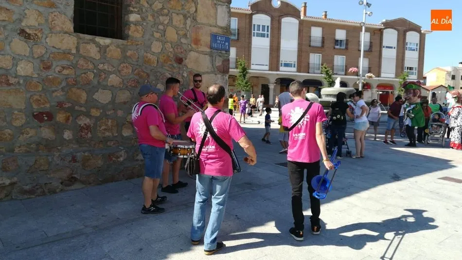 Foto 7 - El pasacalles con cabezudos anima la ma&ntilde;ana festiva en Carbajosa