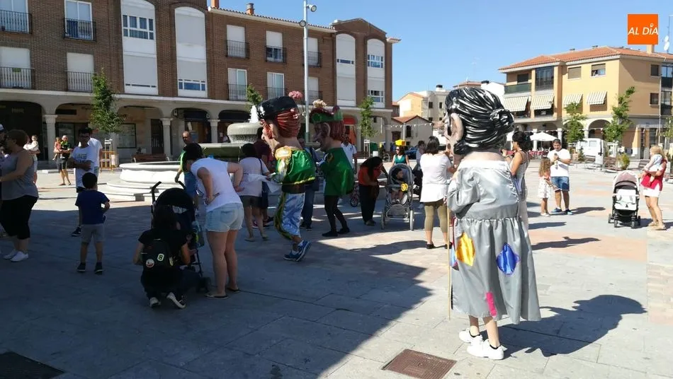 Foto 6 - El pasacalles con cabezudos anima la ma&ntilde;ana festiva en Carbajosa