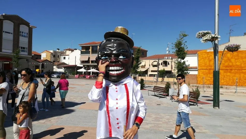 Foto 5 - El pasacalles con cabezudos anima la ma&ntilde;ana festiva en Carbajosa