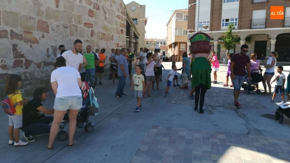 Foto 4 - El pasacalles con cabezudos anima la ma&ntilde;ana festiva en Carbajosa