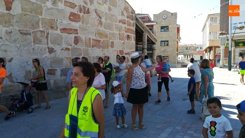 Foto 3 - El pasacalles con cabezudos anima la ma&ntilde;ana festiva en Carbajosa