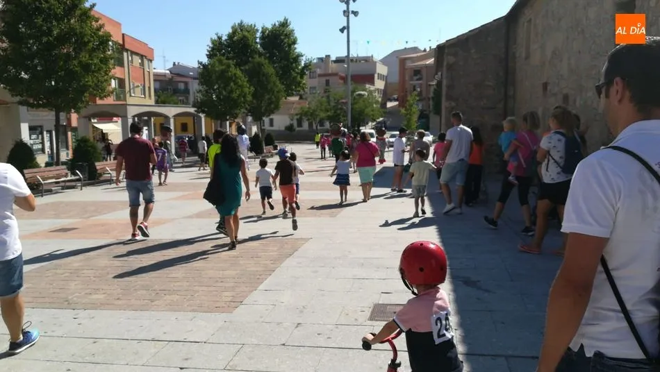 Foto 2 - El pasacalles con cabezudos anima la ma&ntilde;ana festiva en Carbajosa