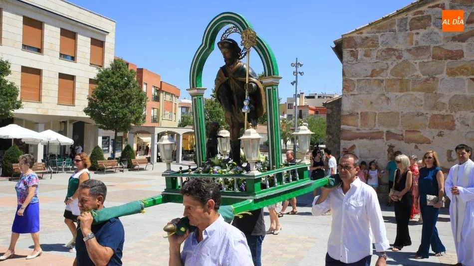 Foto 2 - Vecinos de Carbajosa de la Sagrada honran a su patr&oacute;n en la tradicional procesi&oacute;n