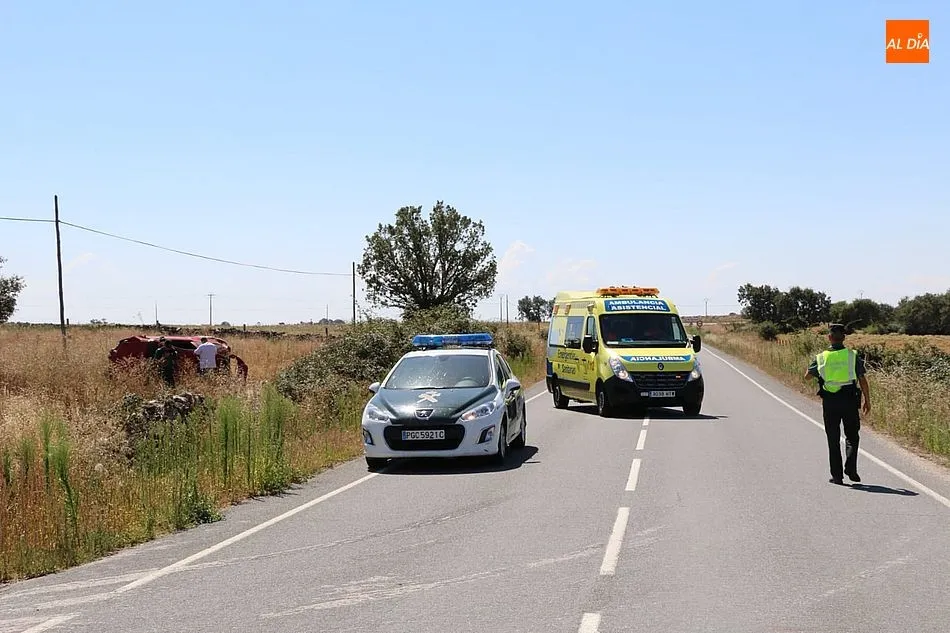 Foto 10 - Herido grave un vecino de Vitigudino al salirse de la v&iacute;a en la carretera SA-315