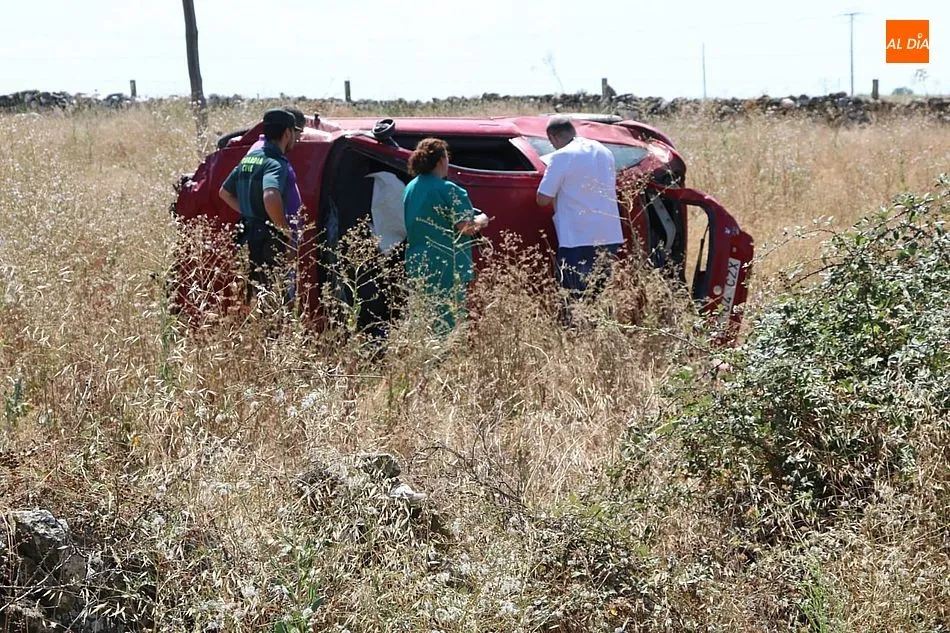 Foto 9 - Herido grave un vecino de Vitigudino al salirse de la v&iacute;a en la carretera SA-315