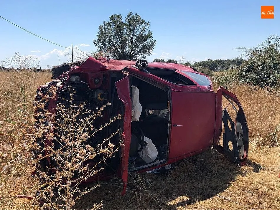 Foto 8 - Herido grave un vecino de Vitigudino al salirse de la v&iacute;a en la carretera SA-315