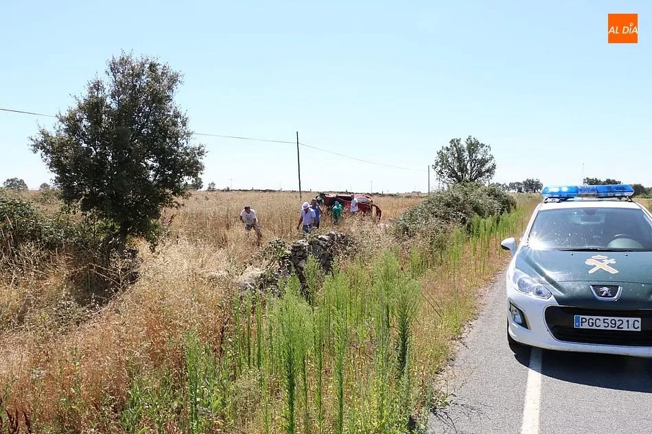 Foto 5 - Herido grave un vecino de Vitigudino al salirse de la v&iacute;a en la carretera SA-315