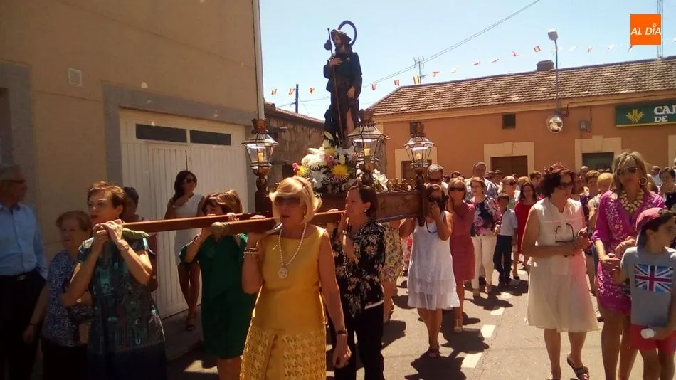 Procesión de San Roque en Valdelosa, a la salida de la Iglesia