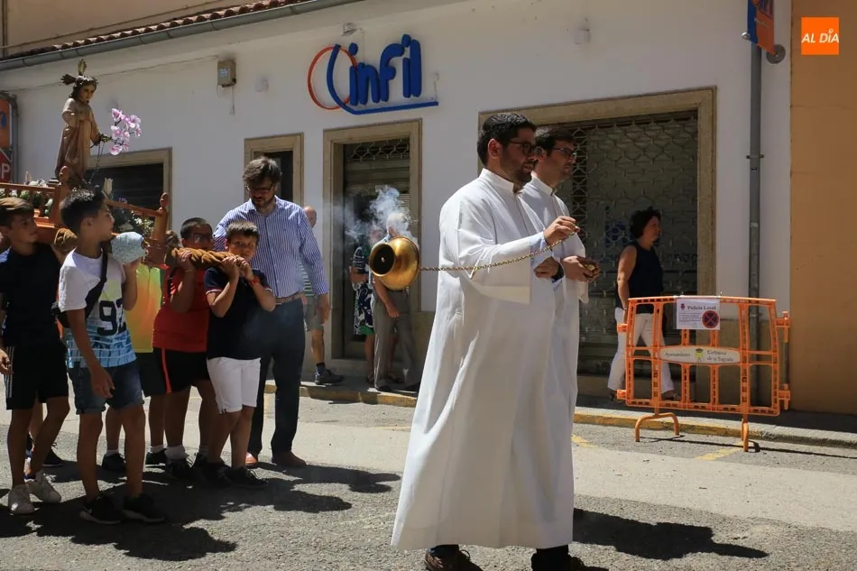 Foto 11 - Vecinos de Carbajosa de la Sagrada honran a su patr&oacute;n en la tradicional procesi&oacute;n