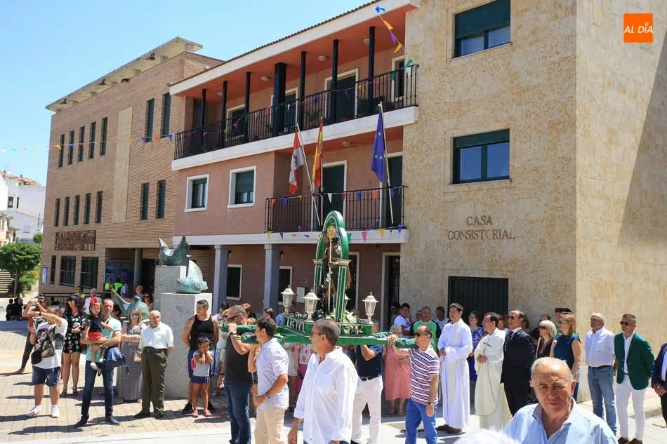Foto 10 - Vecinos de Carbajosa de la Sagrada honran a su patr&oacute;n en la tradicional procesi&oacute;n