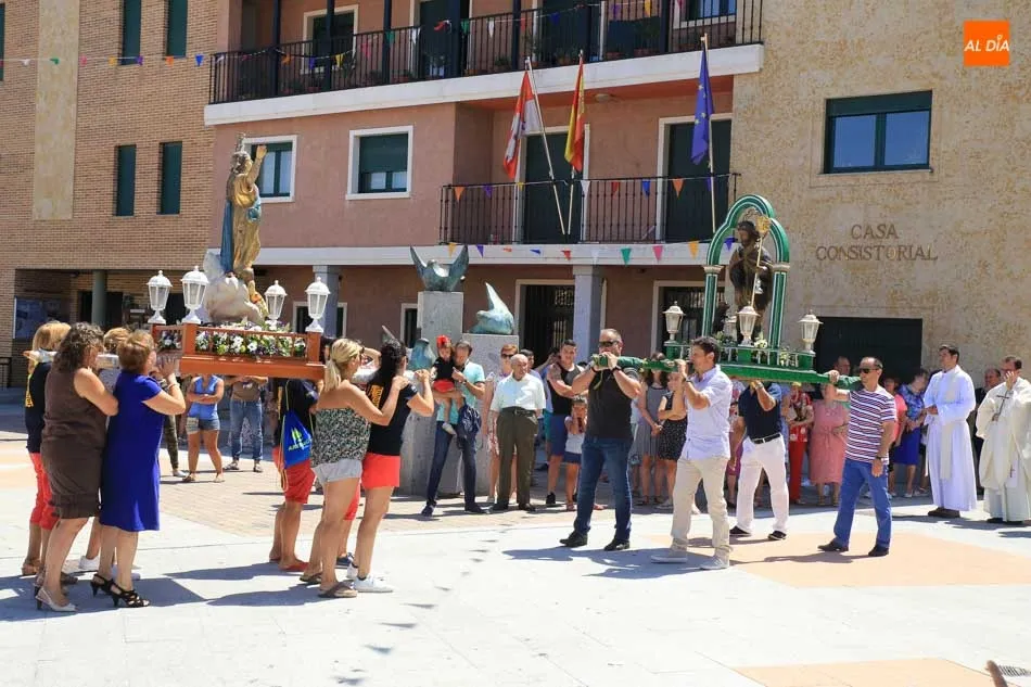 Foto 9 - Vecinos de Carbajosa de la Sagrada honran a su patr&oacute;n en la tradicional procesi&oacute;n
