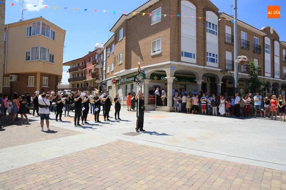 Foto 6 - Vecinos de Carbajosa de la Sagrada honran a su patr&oacute;n en la tradicional procesi&oacute;n