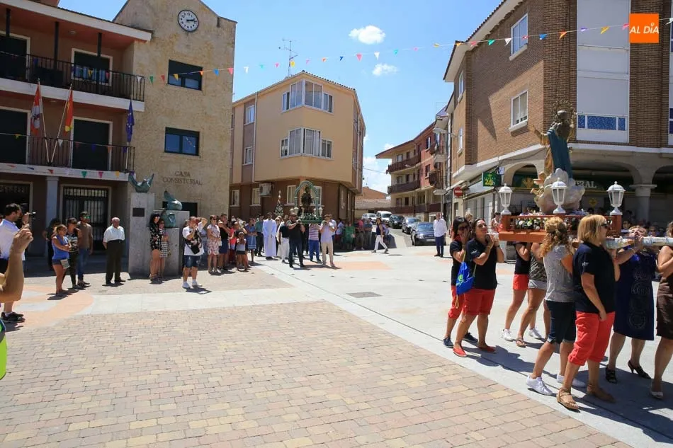 Foto 5 - Vecinos de Carbajosa de la Sagrada honran a su patr&oacute;n en la tradicional procesi&oacute;n