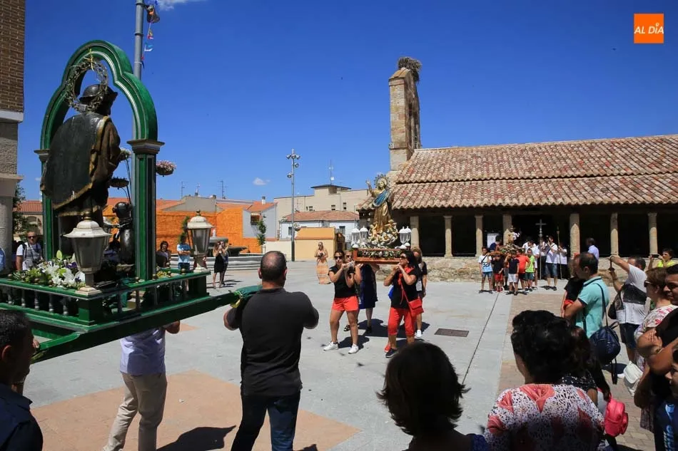 Foto 4 - Vecinos de Carbajosa de la Sagrada honran a su patr&oacute;n en la tradicional procesi&oacute;n