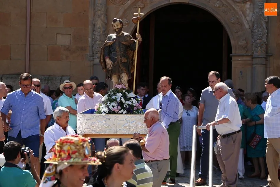 Foto 10 - Babilafuente rinde honores a San Roque con folclore charro