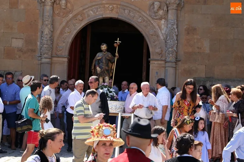 Foto 8 - Babilafuente rinde honores a San Roque con folclore charro