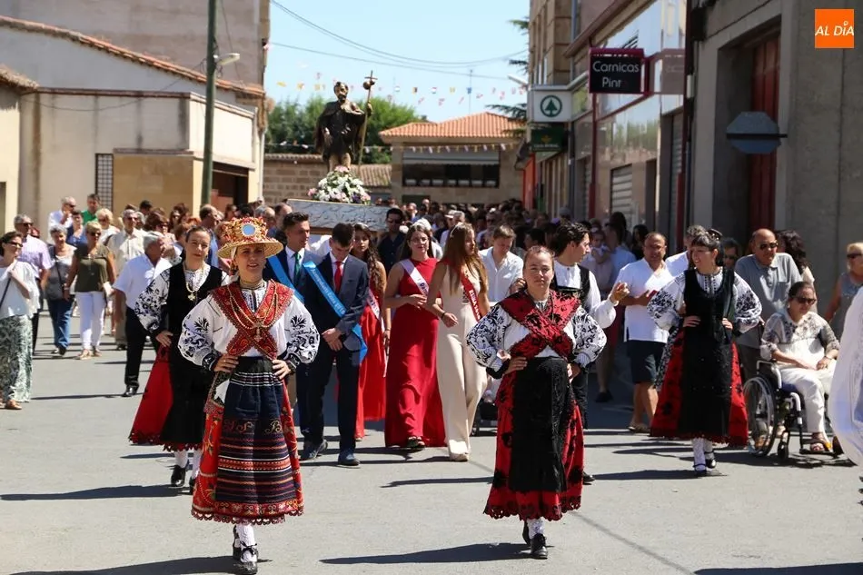 Foto 5 - Babilafuente rinde honores a San Roque con folclore charro