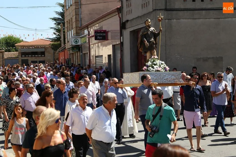 Foto 3 - Babilafuente rinde honores a San Roque con folclore charro