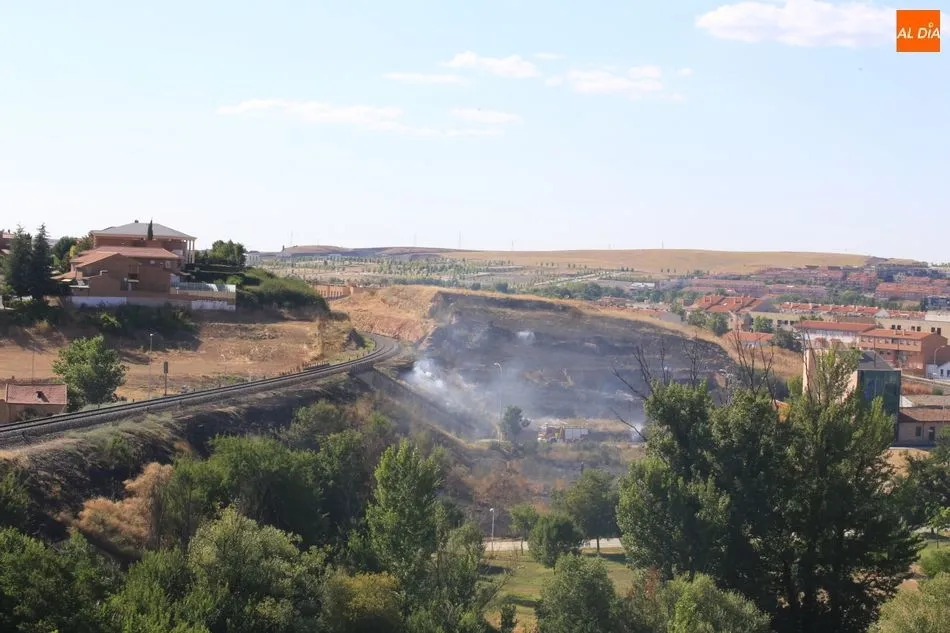 Foto 5 - Un aparatoso fuego desata la alarma en la zona entre el Arrabal y el Zurgu&eacute;n