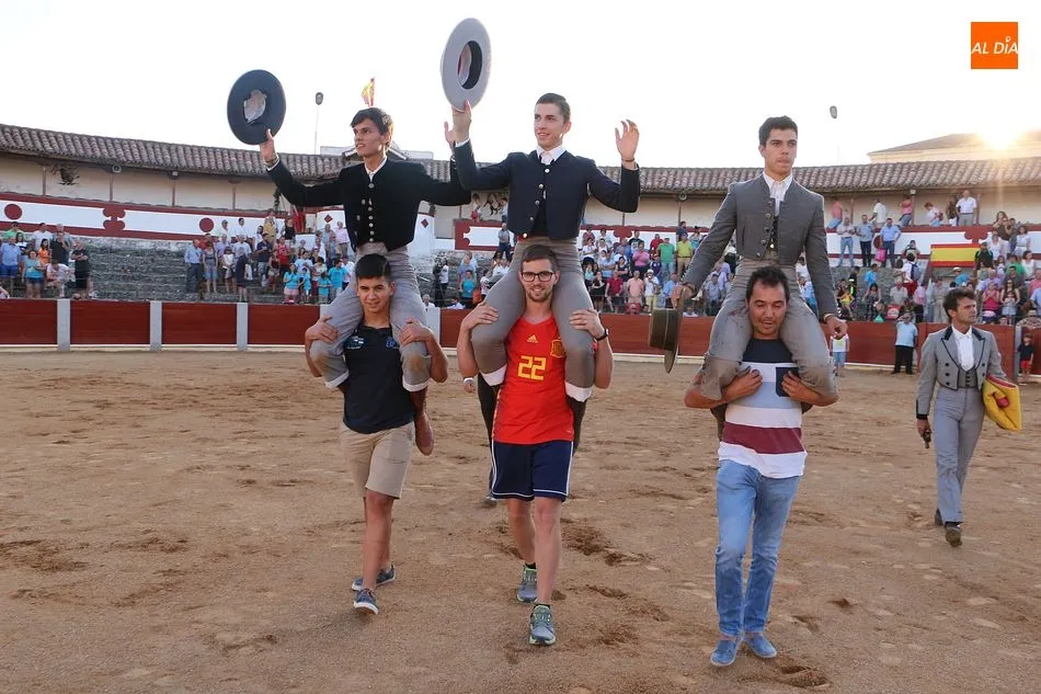 Foto 7 - Puerta grande para D&rsquo;alva, Mart&iacute;n y Dom&iacute;nguez en Guijuelo