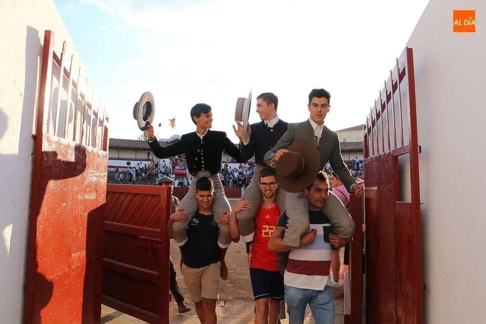 Foto 6 - Puerta grande para D&rsquo;alva, Mart&iacute;n y Dom&iacute;nguez en Guijuelo