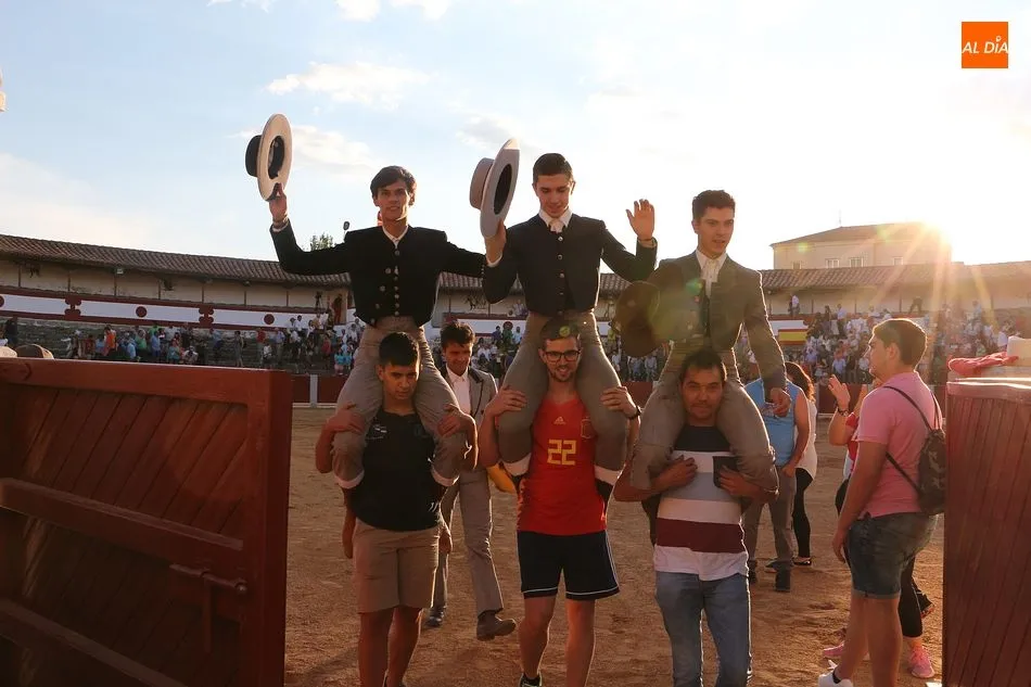 Foto 5 - Puerta grande para D&rsquo;alva, Mart&iacute;n y Dom&iacute;nguez en Guijuelo