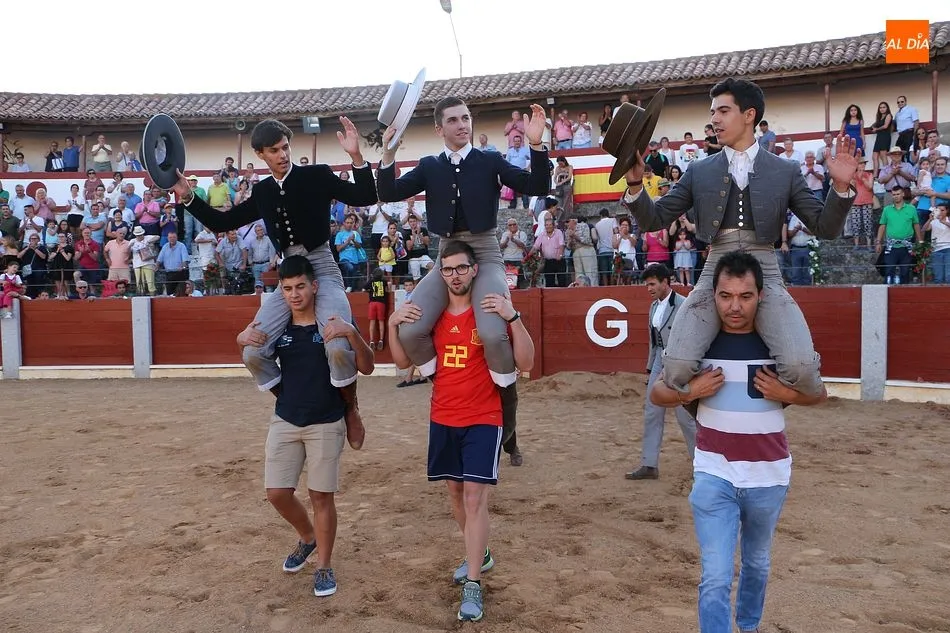 Foto 4 - Puerta grande para D&rsquo;alva, Mart&iacute;n y Dom&iacute;nguez en Guijuelo