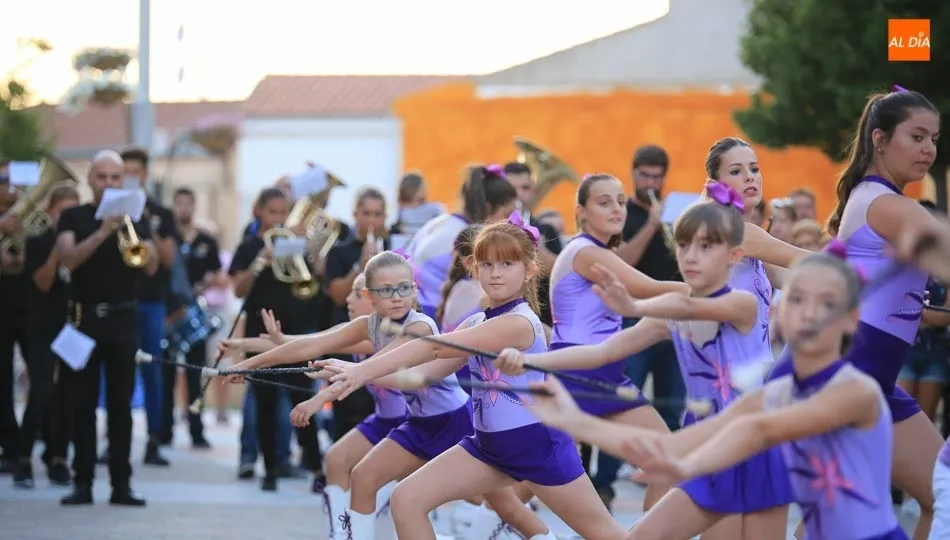 Un instante de la exhibición de majorettes y de la banda. Fotos: Alberto Martín