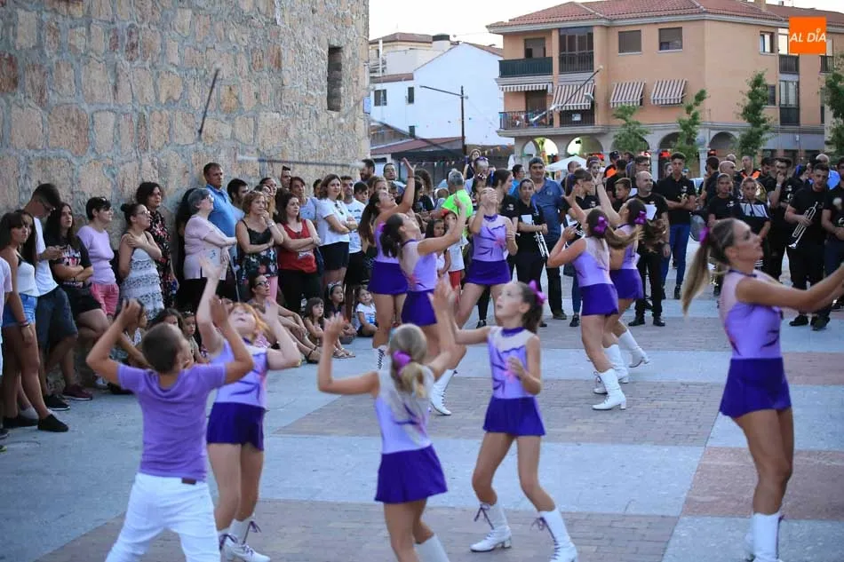 Foto 9 - Las j&oacute;venes majorettes dan colorido a las fiestas de Carbajosa