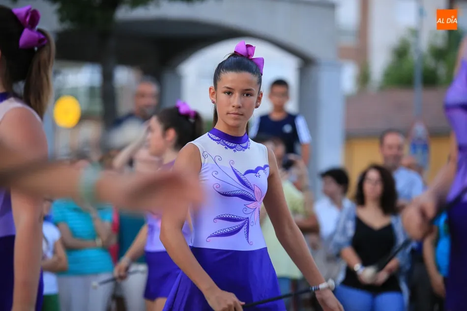 Foto 8 - Las j&oacute;venes majorettes dan colorido a las fiestas de Carbajosa