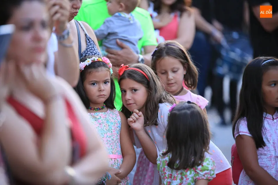 Foto 7 - Las j&oacute;venes majorettes dan colorido a las fiestas de Carbajosa