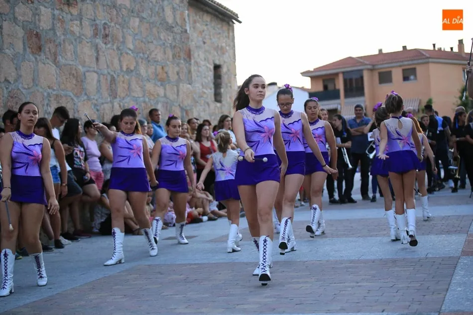 Foto 6 - Las j&oacute;venes majorettes dan colorido a las fiestas de Carbajosa