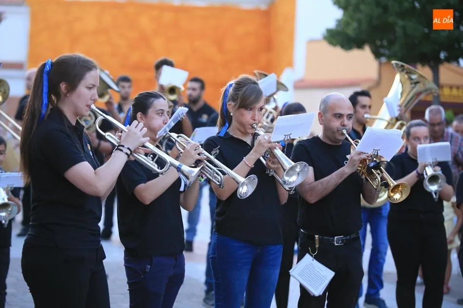 Foto 5 - Las j&oacute;venes majorettes dan colorido a las fiestas de Carbajosa