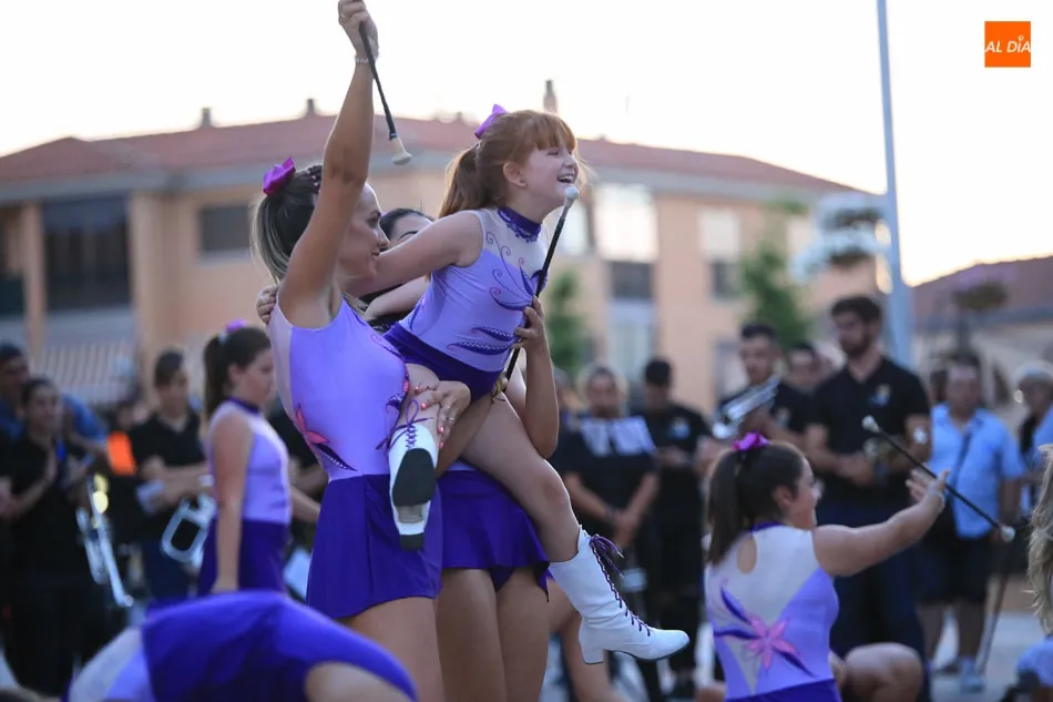 Foto 4 - Las j&oacute;venes majorettes dan colorido a las fiestas de Carbajosa