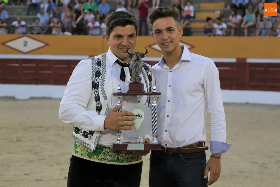 David Sánchez recibe el trofeo de manos de Daniel García, de Pasión Taurina Babilafuente