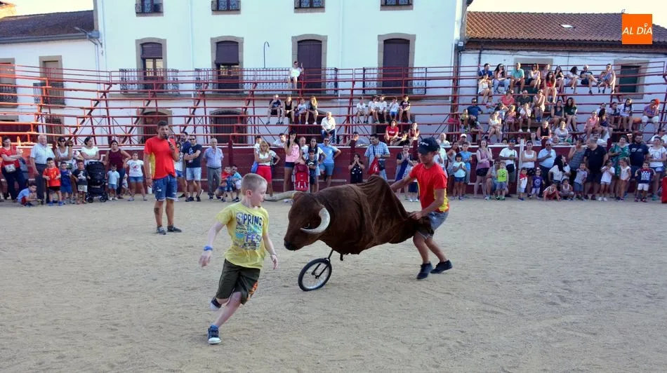 Foto 11 - Los Carretones despiertan la afici&oacute;n taurina en los ni&ntilde;os de Lumbrales