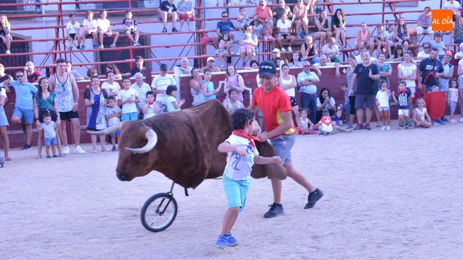 Foto 9 - Los Carretones despiertan la afici&oacute;n taurina en los ni&ntilde;os de Lumbrales