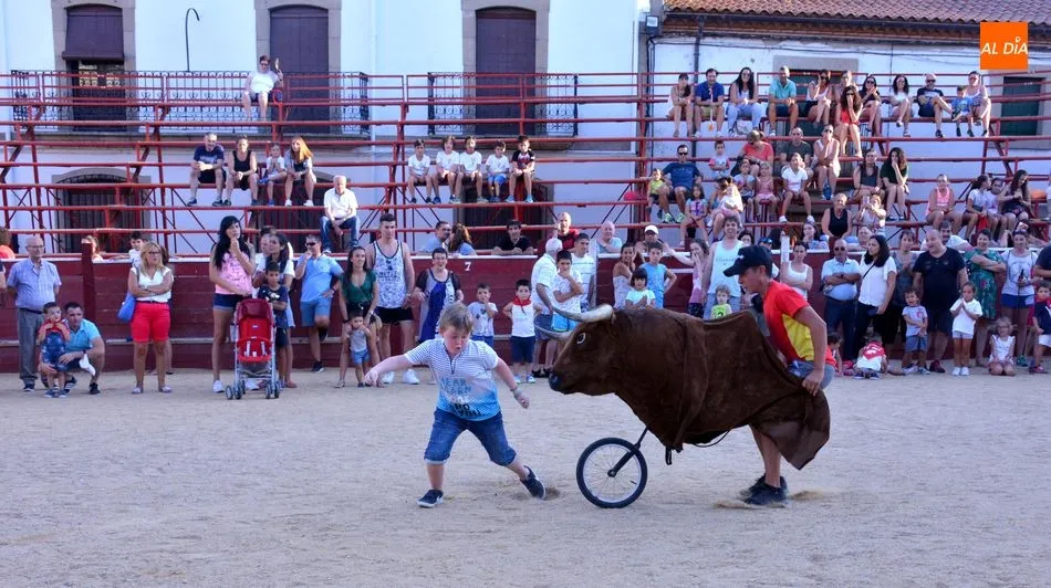 Foto 8 - Los Carretones despiertan la afici&oacute;n taurina en los ni&ntilde;os de Lumbrales