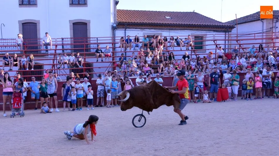 Foto 6 - Los Carretones despiertan la afici&oacute;n taurina en los ni&ntilde;os de Lumbrales