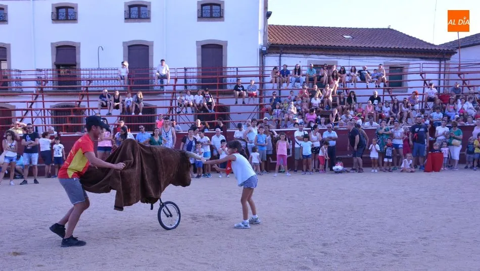 Foto 5 - Los Carretones despiertan la afici&oacute;n taurina en los ni&ntilde;os de Lumbrales