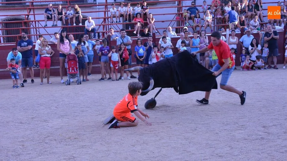 Foto 4 - Los Carretones despiertan la afici&oacute;n taurina en los ni&ntilde;os de Lumbrales