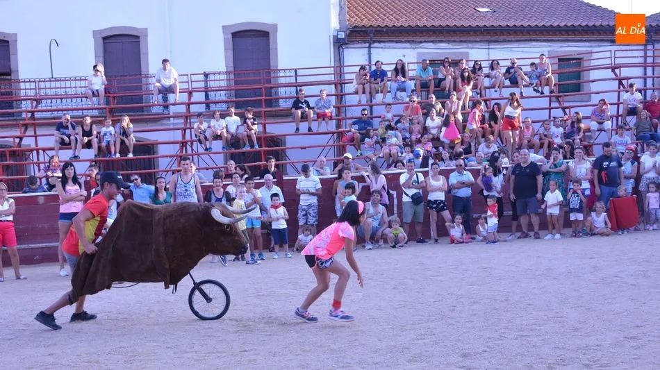 Foto 3 - Los Carretones despiertan la afici&oacute;n taurina en los ni&ntilde;os de Lumbrales