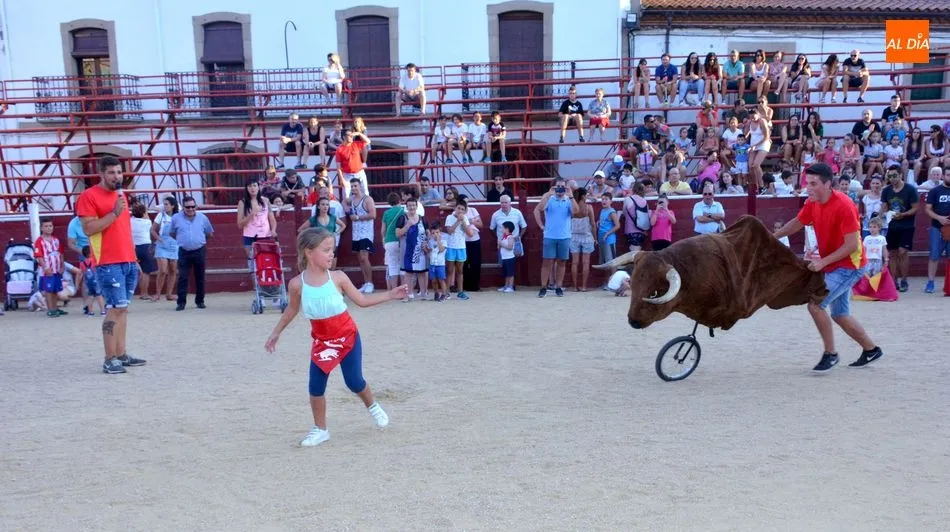 Foto 2 - Los Carretones despiertan la afici&oacute;n taurina en los ni&ntilde;os de Lumbrales