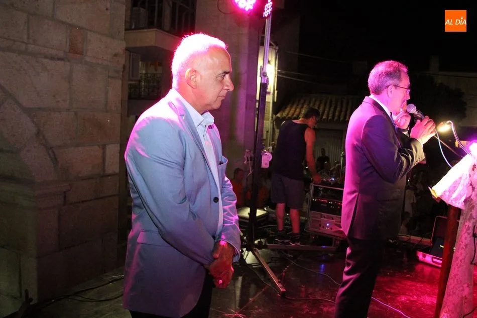 Foto 10 - El desfile de pe&ntilde;as anima el inicio de las fiestas de Vilvestre  