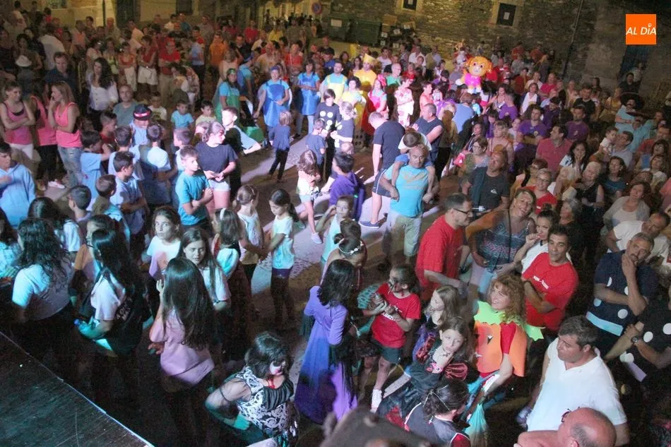 Foto 9 - El desfile de pe&ntilde;as anima el inicio de las fiestas de Vilvestre  