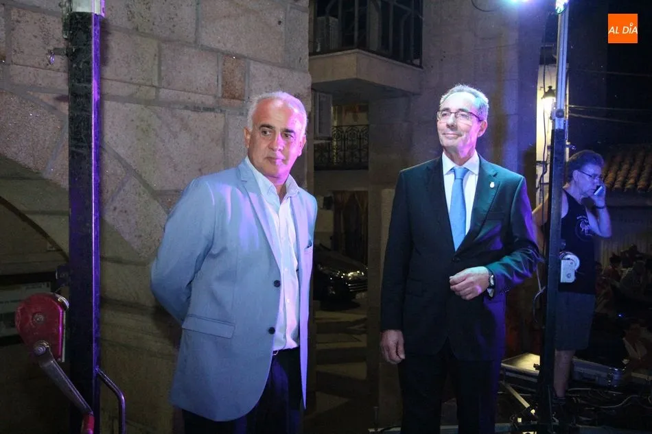 Foto 7 - El desfile de pe&ntilde;as anima el inicio de las fiestas de Vilvestre  