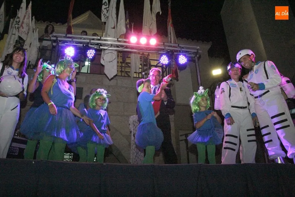 Foto 6 - El desfile de pe&ntilde;as anima el inicio de las fiestas de Vilvestre  